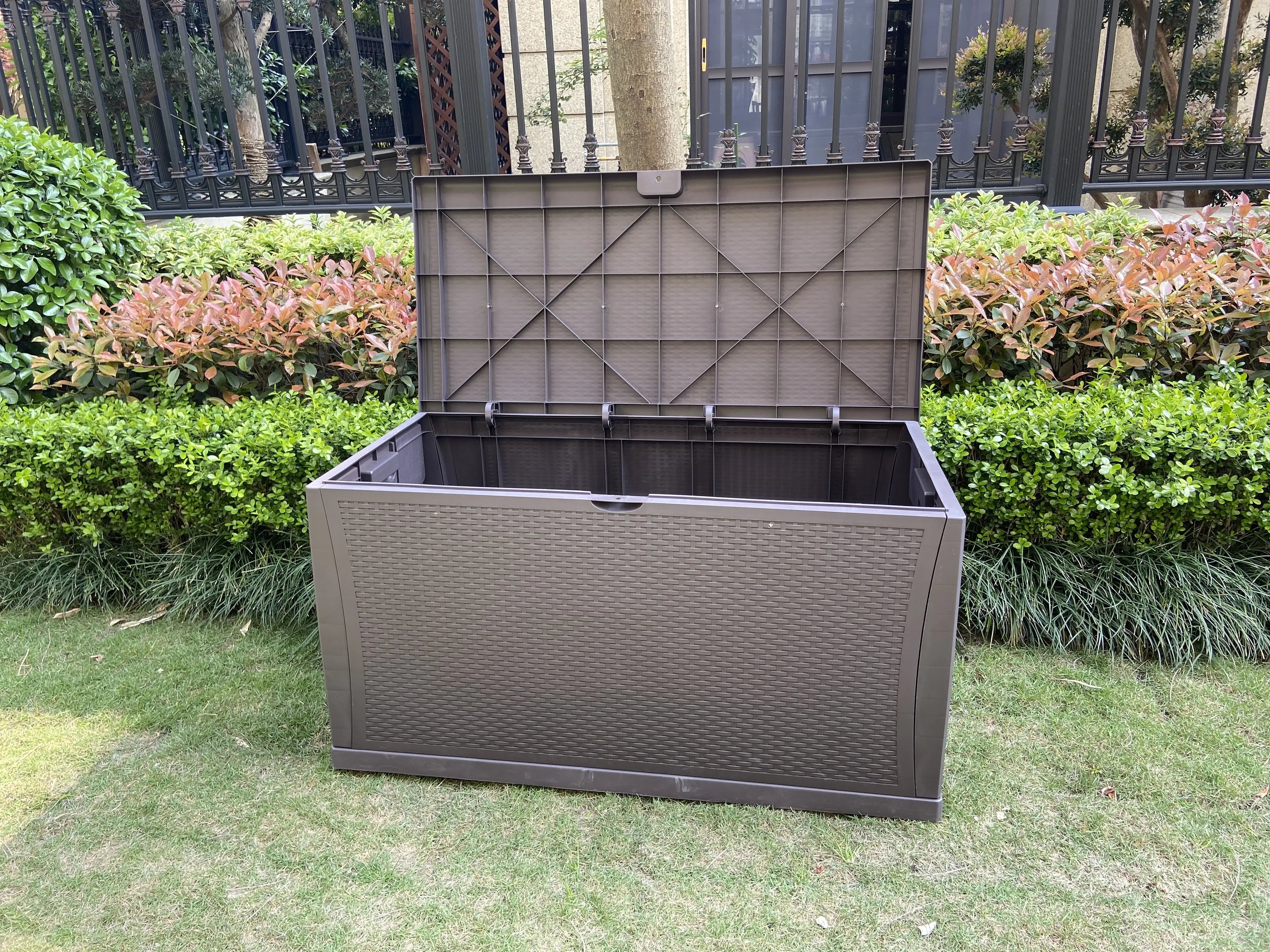 Outdoor Garden Rattan-Style Plastic Storage Box with 450L Capacity - Delicate Leather