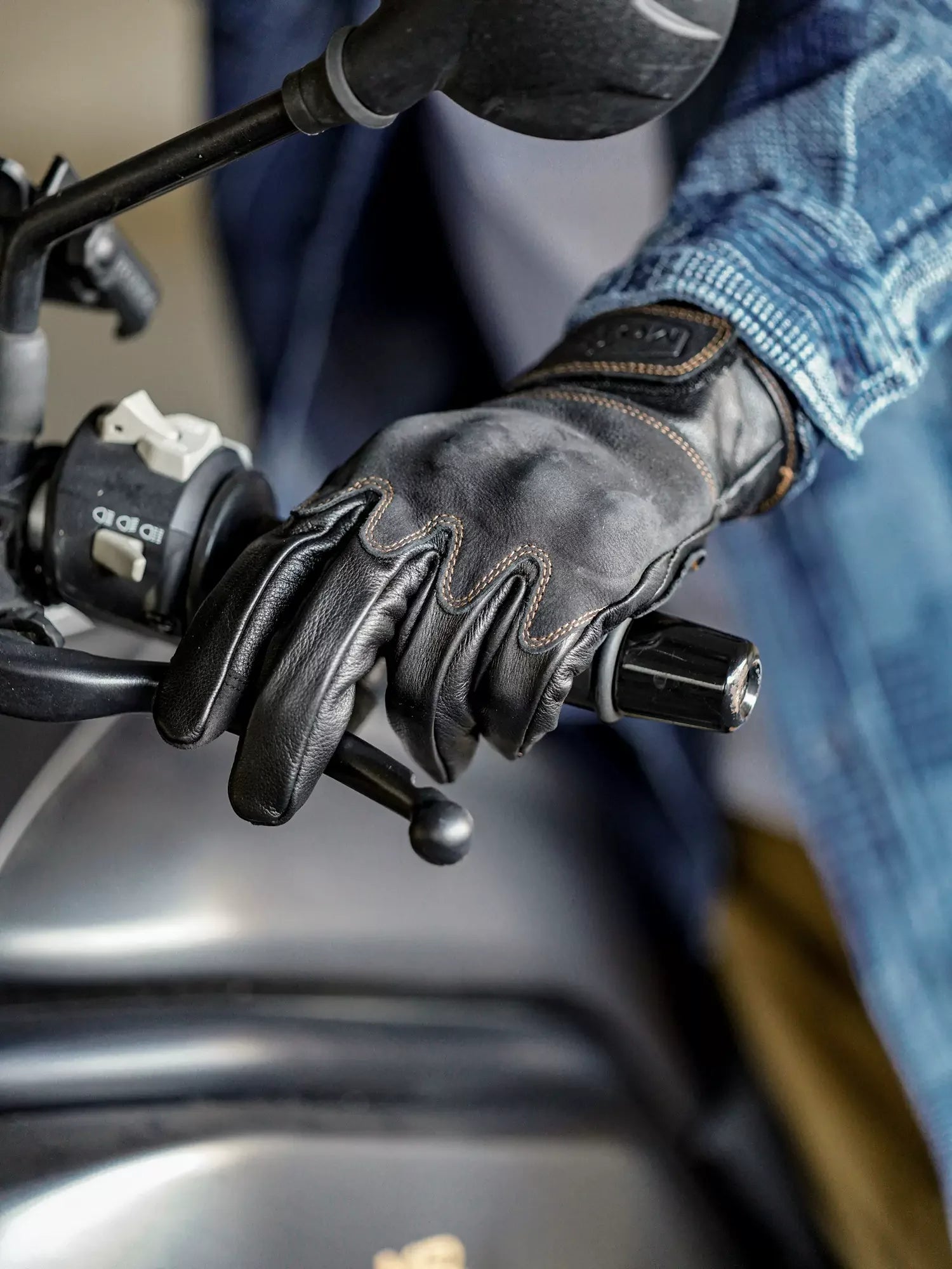 Men's Locomotive Retro Motorcycle Riding Gloves - Cowhide Leather, Anti-Slip, Touchscreen, Windproof, Vintage - Delicate Leather